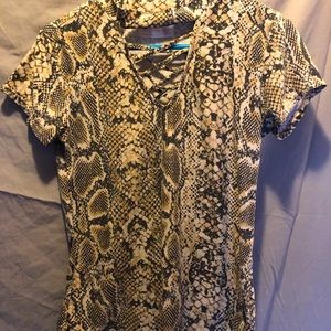 💜ABSOLUTELY STUNNING🤩snake skin print T-shirt v neck with a built in choker